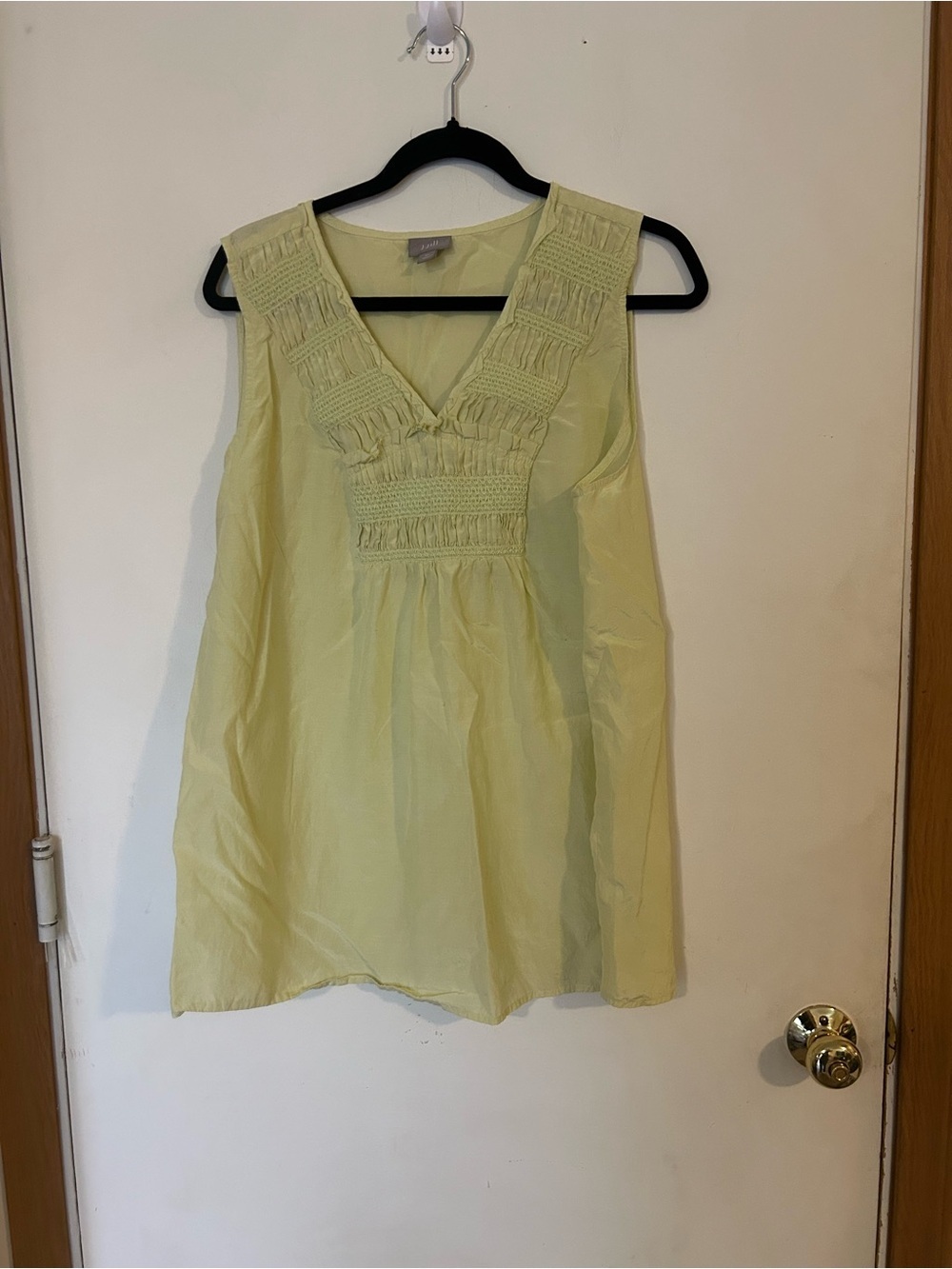Jill Sleeveless Silk & Cotton V-Neck
Size Medium Pale Yellow Green Top
Blouse XL